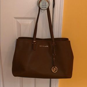 Gently used Michael Kors bag 👜 make an offer!